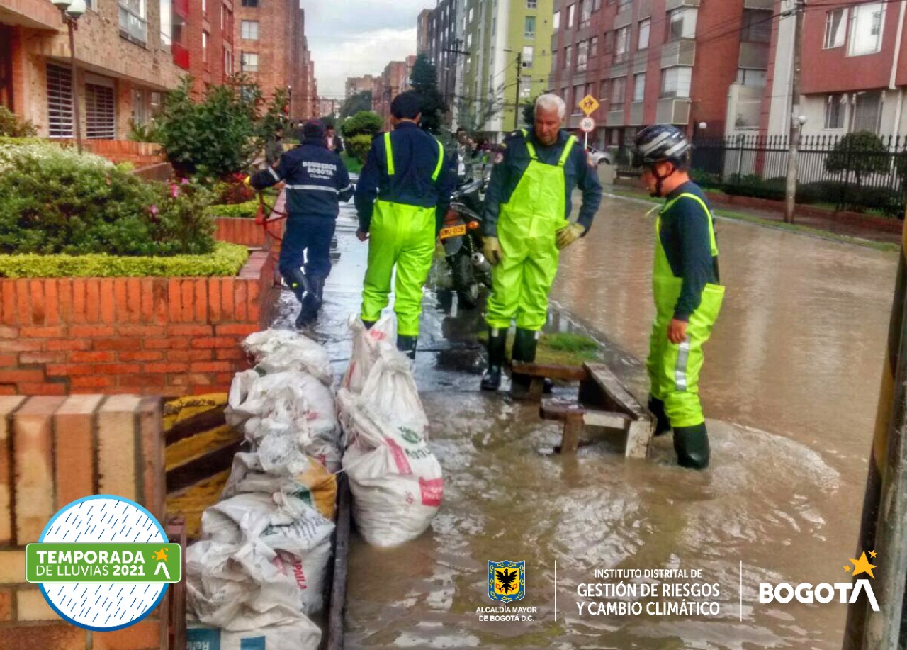 Grupo de personas de COE atendiendo una situación de encharcamiento