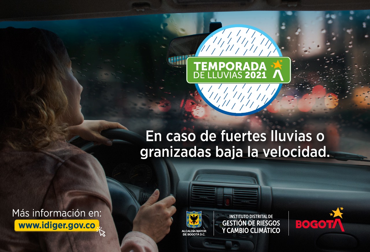 Persona observado la lluvia dentro de su carro