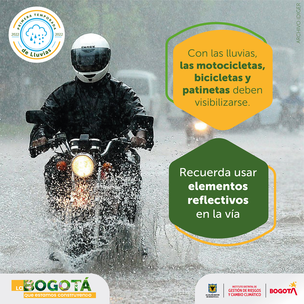 motociclista transitando bajo fuerte lluvia